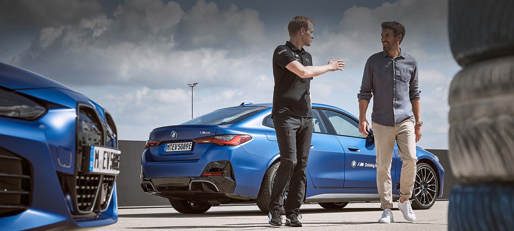 BMW Fahrfreude BMW M Driving Experience Mitarbeiter im Gespräch mit einem Fahrer