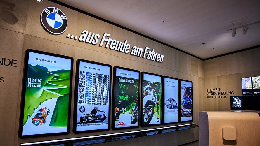 Werbemaßnahmen ab 1930 Darstellung verschiedener Werbemassnahmen auf Displays ab dem Jahr 1930 im BMW Museum