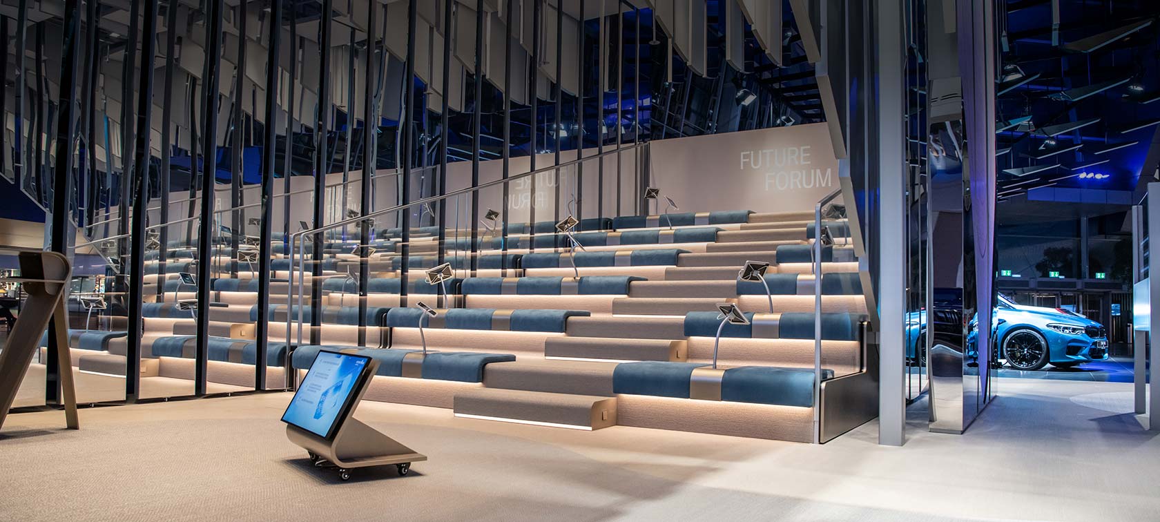 BMW FUTURE FORUM Moderner Stufensaal mit Tablets in der BMW Welt
