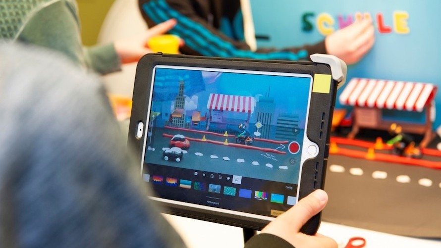 Kind erstellt animierten Film an einem Tablet
