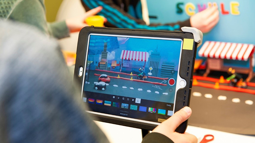 BMW Klassen- und Gruppenausflüge Filmworkshop Kind erstellt animierten Film an einem Tablet
