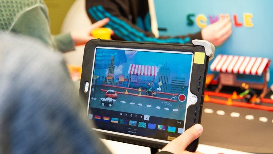 BMW Familien und Kinder Filmworkshop Kind erstellt animierten Film an einem Tablet