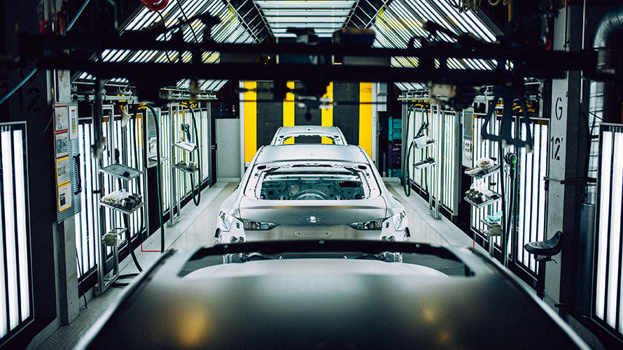 Karosserien im BMW Werk Karosserien auf einem Laufband im BMW Werk