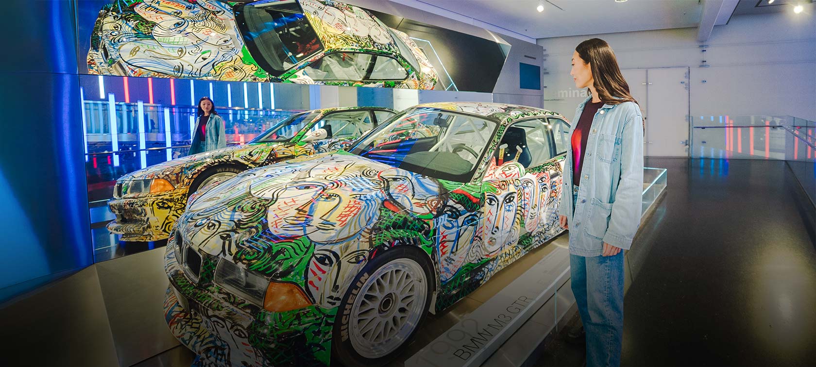 Art Car Ausstellung BMW Museum BMW mit künstlerischen Verzierungen in der Art Car Austellung des BMW Museum