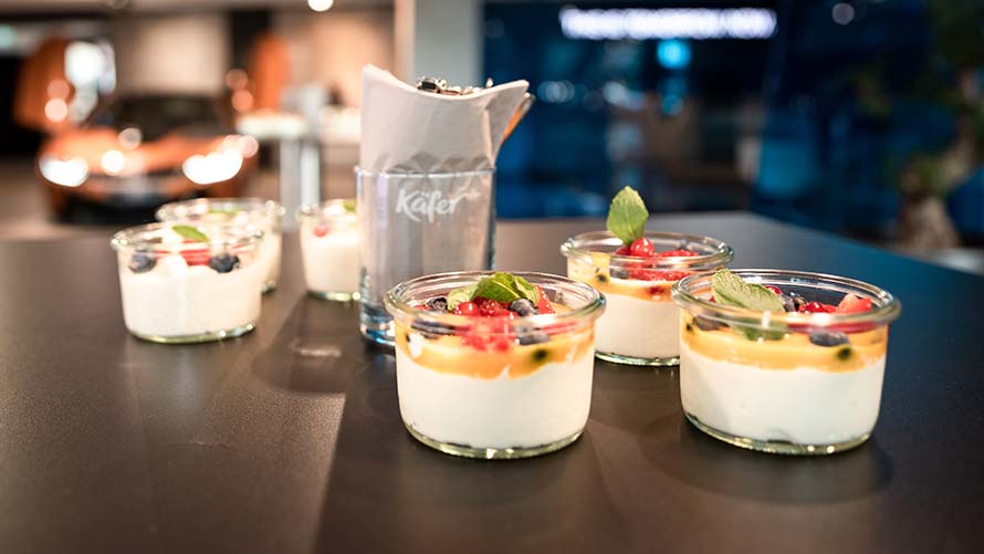 Feinkost Käfer Catering Dessertglaeser des Catering von Feinkost Kaefer fuer die BMW Welt Markenflaechen