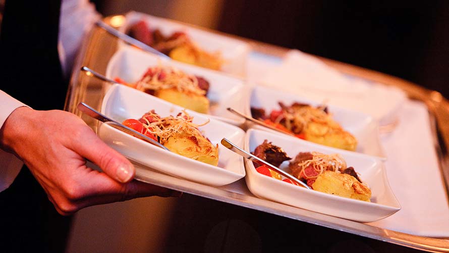 Catering Feine Brote mit Rindertartar und Lachs beim Catering im BMW Welt Doppelkegel
