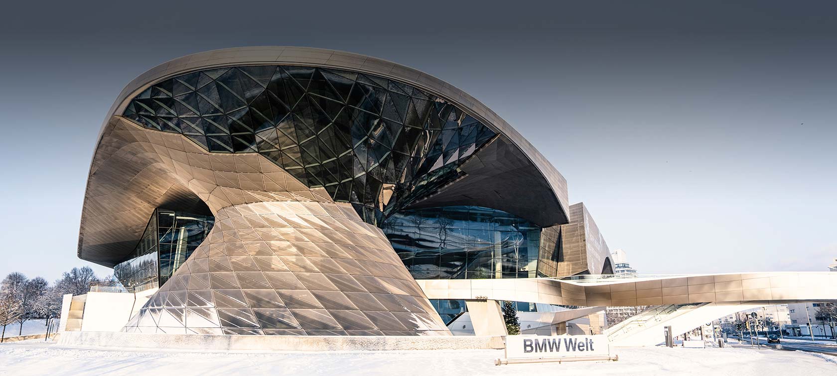 BMW Welt Doppelkegel Außenansicht des in rot beleuchteten Doppelkegel der BMW Welt