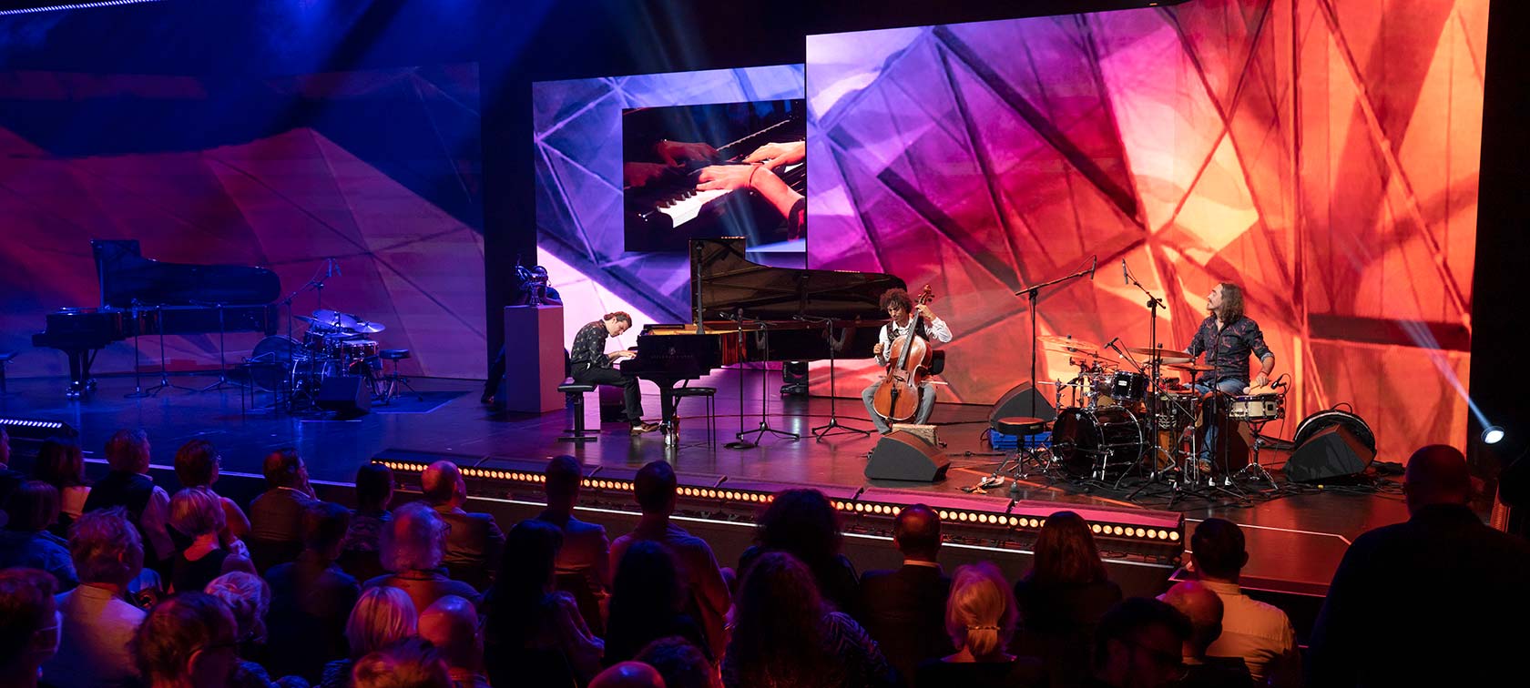 BMW Veranstaltungen Pianist, Schlagzeuger und Cellist auf der Bühne des Welt Jazz Award in der BMW Welt