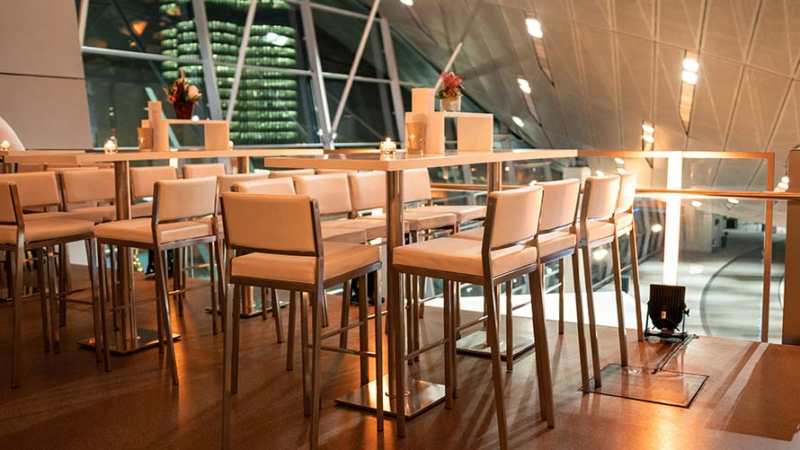 Dachterrasse Dachterrasse der BMW Welt mit Bar-Möbeln und Kerzendekoration