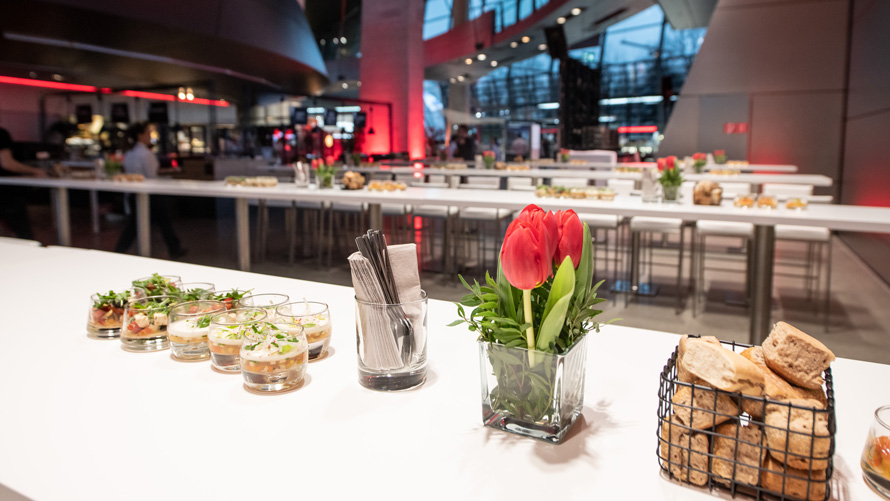 Catering Feine Brote mit Rindertartar und Lachs beim Catering im BMW Welt Doppelkegel