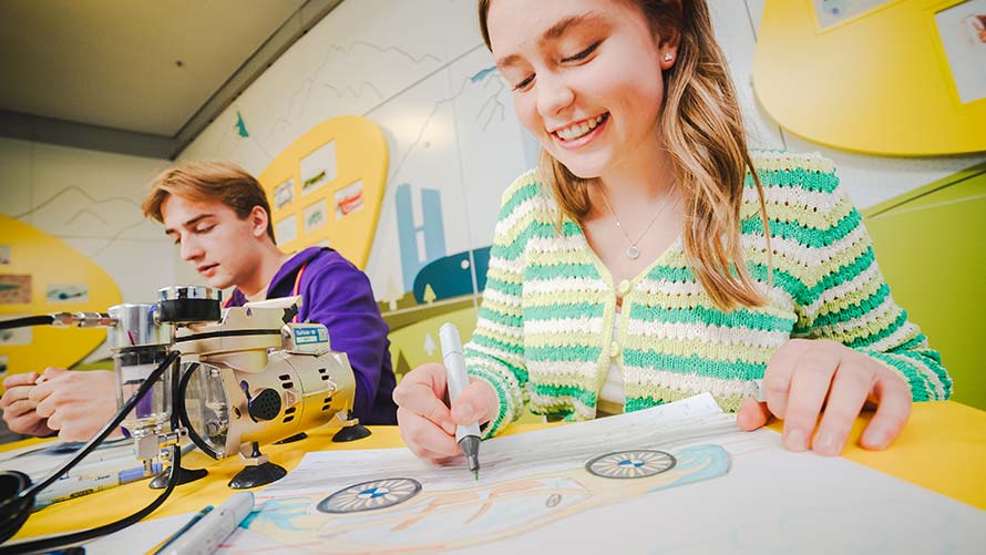 BMW Designworkshop 9- 14 Jahre Mädchen malt ihr eigenes Autodesign