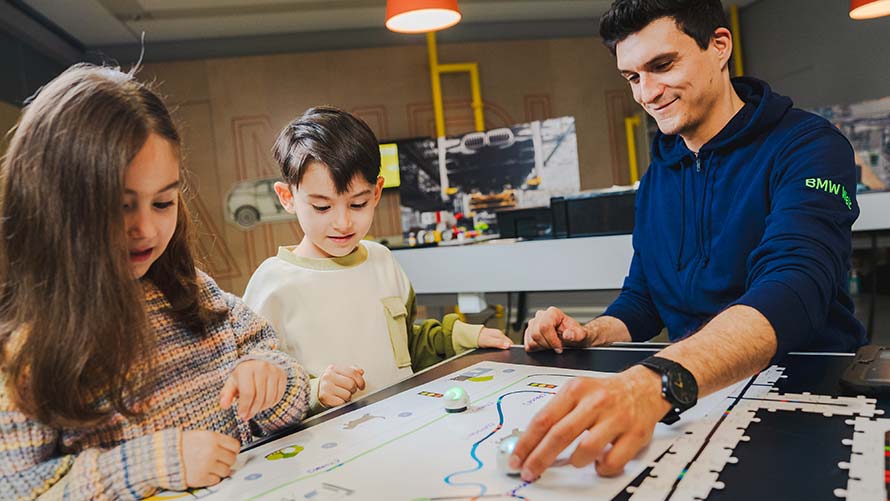 BMW Programmierworkshop 5-6 Jahre Kinder lernen zusammen mit einem Betreuer erste Schritte im Programmieren mit Zeichnungen und LEDs