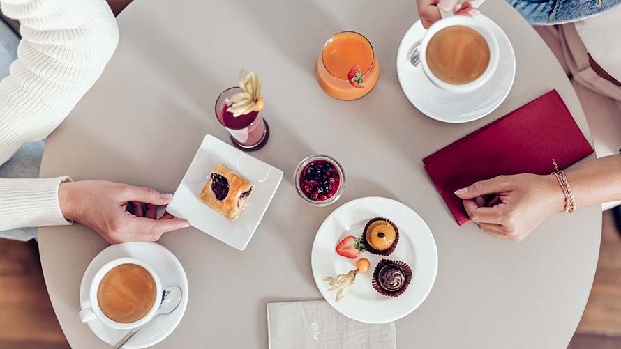 Frau und Mann beim Kaffee trinken und Kuchen essen in der BMW Welt