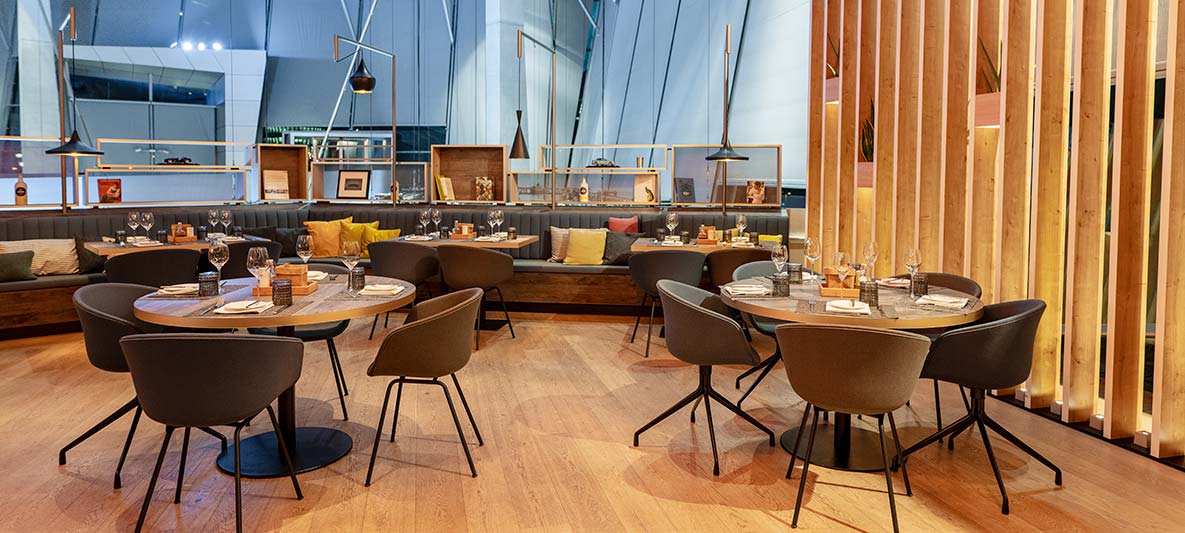 innenansicht der bavarie in der bmw welt mit gemütlichem ambiente durch holz und warme materialien innenansicht der bavarie in der bmw welt mit gemütlichem ambiente durch holz und warme materialien