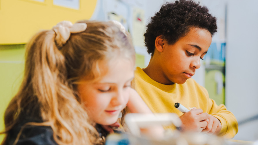 BMW Klassen- und Gruppenausflüge Designworkshop Mädchen malen gemeinsam Autodesigns im Designworkshop der BMW Welt