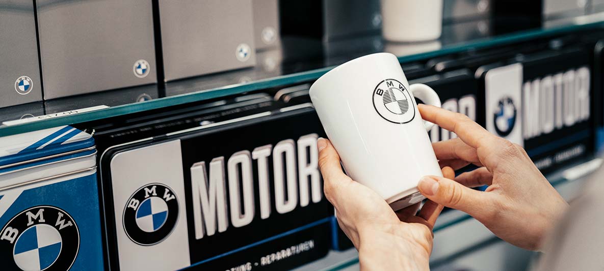 kundin betrachtet tasse der bmw kollektion im bmw museum shop kundin betrachtet tasse der bmw kollektion im bmw museum shop
