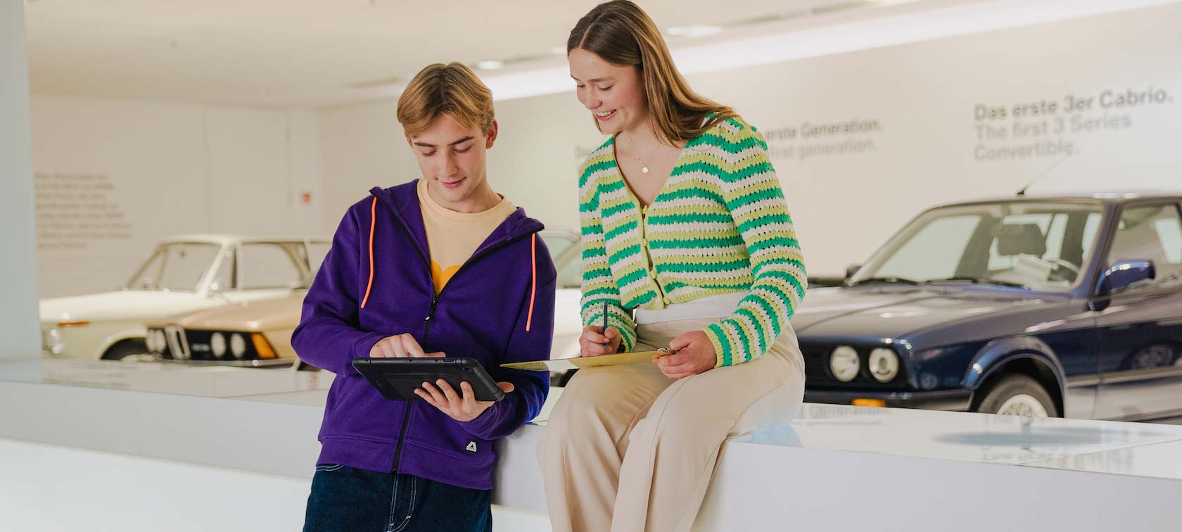 BMW Filmworkshop Zwei Workshopteilnehmer schauen ihr Material auf einem Tablet an