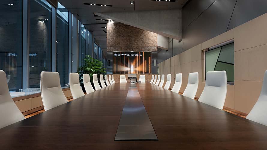 Konferenzen Blick in Konferenzraum mit großem Tisch und weißer Bestuhlung im Business Club der BMW Welt