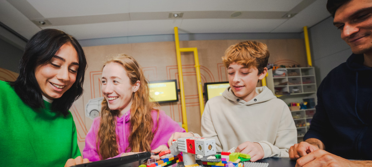 Tinkerbot Workshop Gruppe baut Lego-Modell in einem BMW Welt Workshop