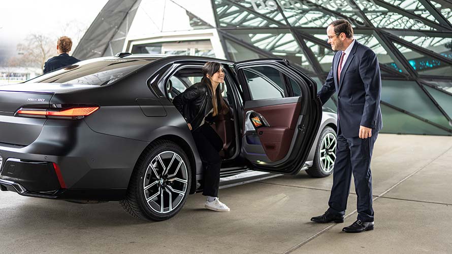 Frau erreicht die BMW Welt mit dem Chauffeur Service