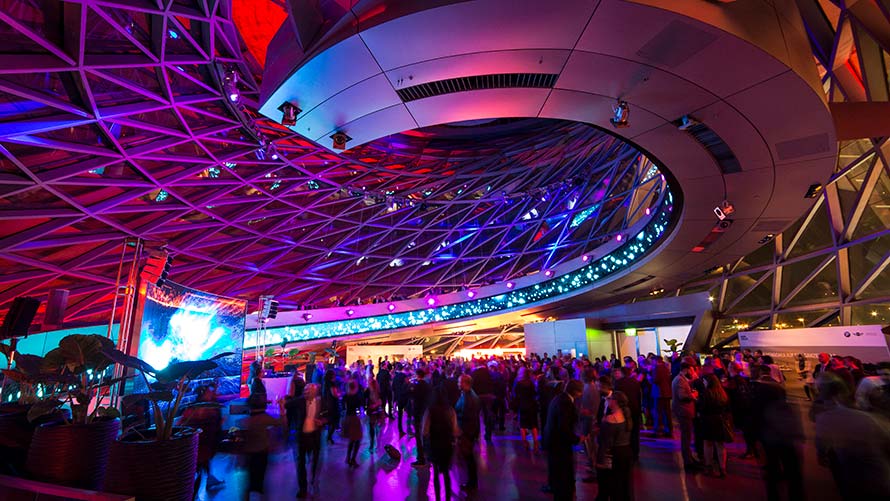 Doppelkegel Event Innenaufnahme des Doppelkegel der BMW Welt bei einem Event in den Abendstunden