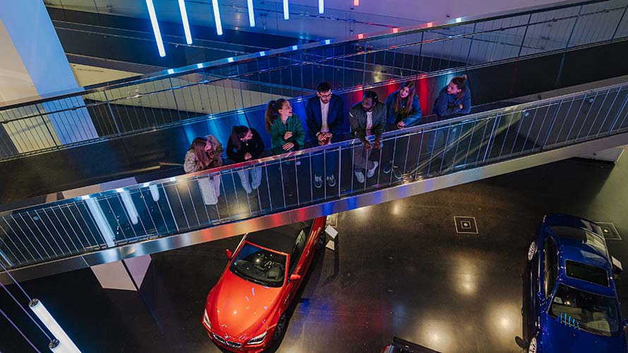 Gruppenführung durch das BMW Museum vor der BMW Isetta