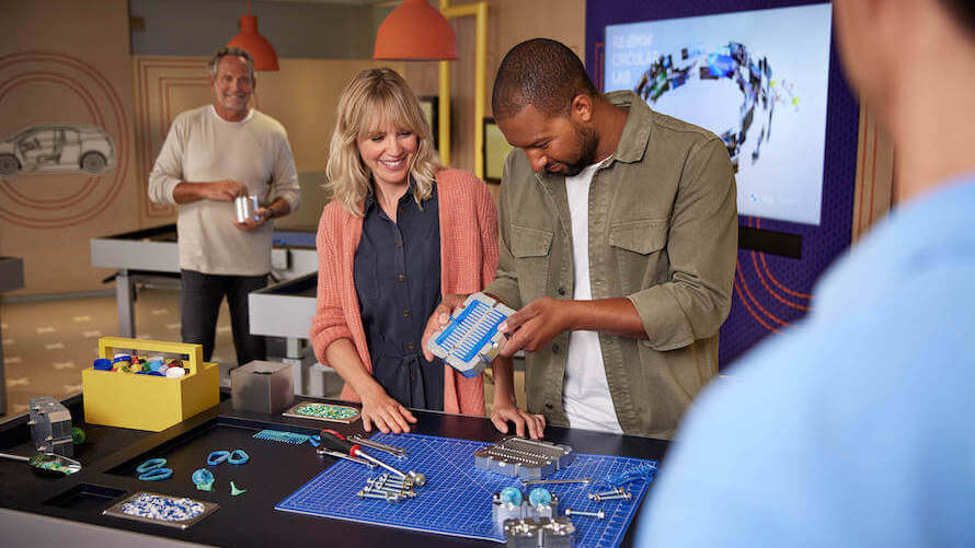 Mann und Frau schrauben an einem technischen Produkt 