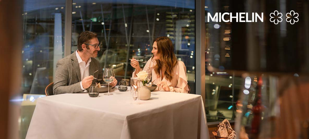 glückliches paar geniesst feine speisen im esszimmer der bmw welt glückliches paar geniesst feine speisen im esszimmer der bmw welt