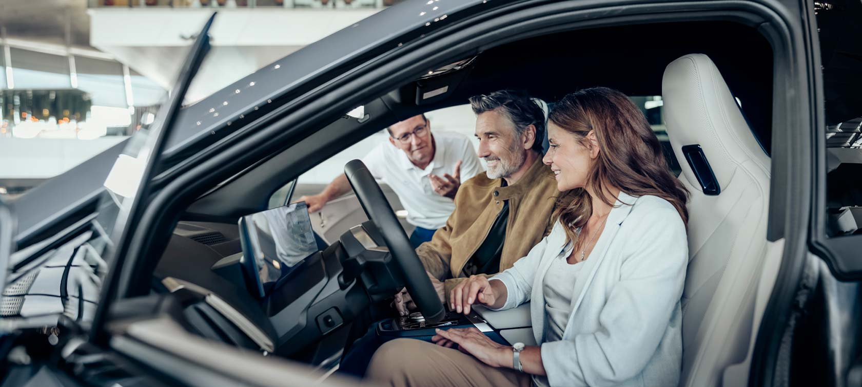 BMW specialist explains new BMW to customers