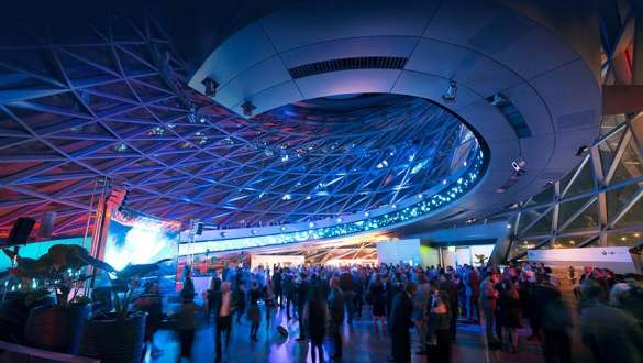 Lichttechnik Doppelkegel Blaue und rote Lichteffekte bei einer Veranstaltung im BMW Welt Doppelkegel