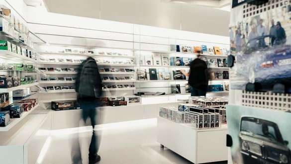 innenansicht des bmw museum shop mit verschiedenen artikeln und besuchern innenansicht des bmw museum shop mit verschiedenen artikeln und besuchern