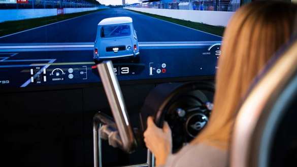 frau testet den mini simulator in der bmw welt ausstellung frau testet den mini simulator in der bmw welt ausstellung
