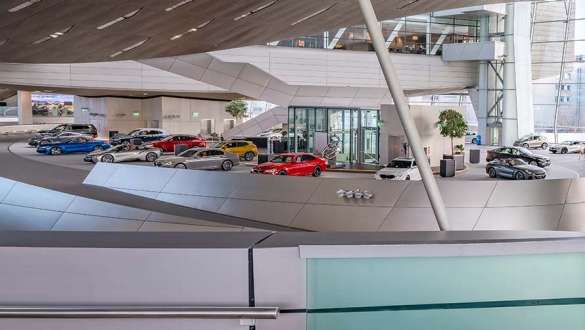 BMW Welt Innenbrücke Brücke im Innenraum der BMW Welt mit Blick auf die Automobilabholung