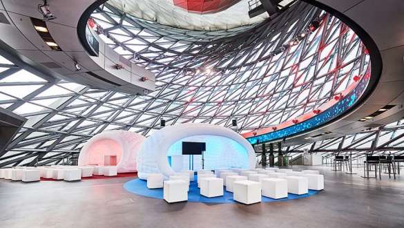 Doppelkegel Events Management Forum im Doppelkegel der BMW Welt München mit Sitzwürfeln und bunter Beleuchtung