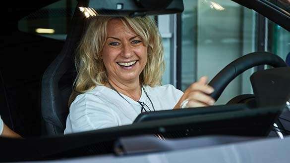 PREMIUM Paket BMW Z4 Glückliche Frau sitzt in ihrem neuem BMW Z4 bei der Premium Paket Abholung