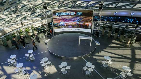 Journey of Joy Aufnahme des Journey of Joy Veranstaltungsaufbaus im Doppelkegel der BMW Welt