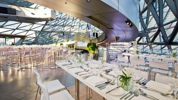 Mobiliar und Ausstattung Edel gedeckte Tische mit weißer Dekoration im BMW Welt Doppelkegel