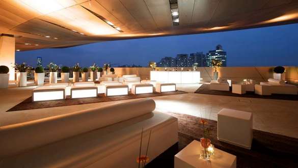 Mobiliar und Ausstattung Außenterrasse der BMW Welt mit Bar- und Lounge-Möbeln