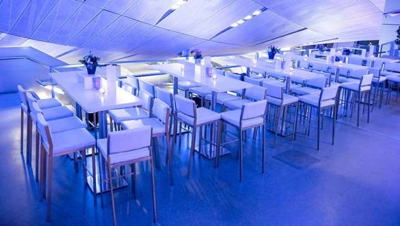 Beleuchtung Innenterrasse der BMW Welt mit Bar-Möbeln und Kerzendekoration in blauer Beleuchtung