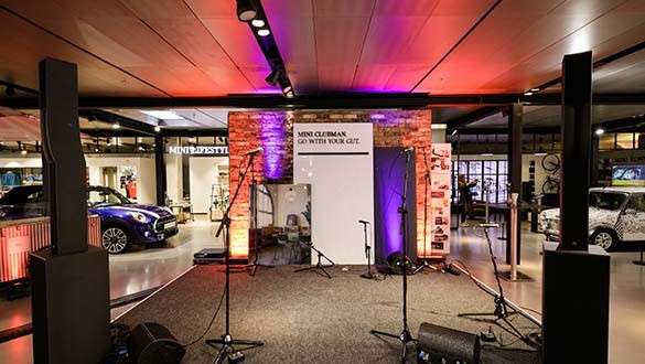 Technische Ausstattung Buehne mit Mikrofon und Lautsprechern bei einem Event in der BMW Welt Markenflaeche MINI