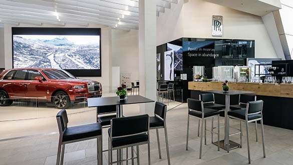 Mobiliar und Ausstattung Bartische und Bestuhlung in der BMW Welt Markenflaeche Rolls Royce