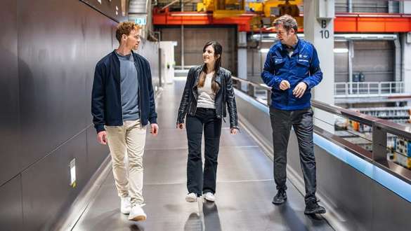 BMW Group Werkführung Paar wird durch die Werkanlage der BMW Group geführt