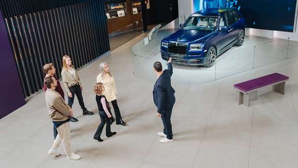 BMW Welt Tour Gruppe wird durch die Rolls Royce Ausstellung der BMW Welt geführt