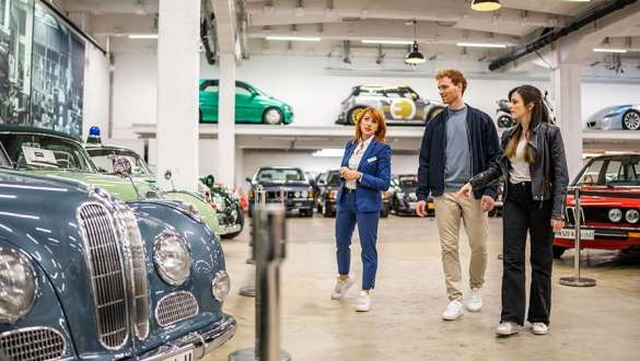 BMW Group Classic Paar wird durch die BMW Group Classic Ausstellung geführt