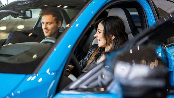 Share Now BMW Frau und Mann sitzen in blauem BMW von Share Now