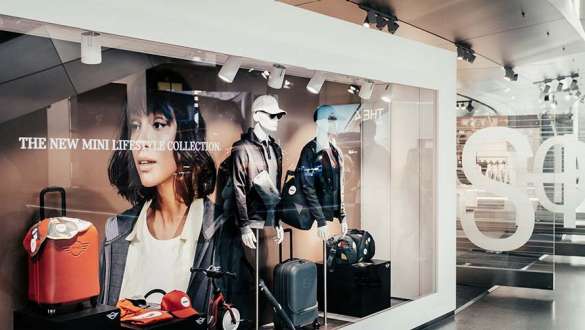 schaufenster des bmw welt shop mit der mini lifestyle kollektion schaufenster des bmw welt shop mit der mini lifestyle kollektion