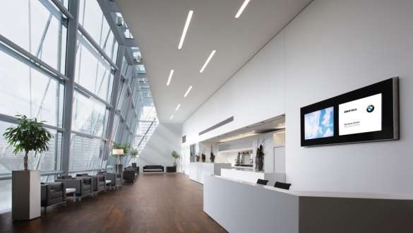 Videotechnik Eingangshalle des BMW Welt Business Center mit Bildschirmen zu Veranstaltungsinformationen