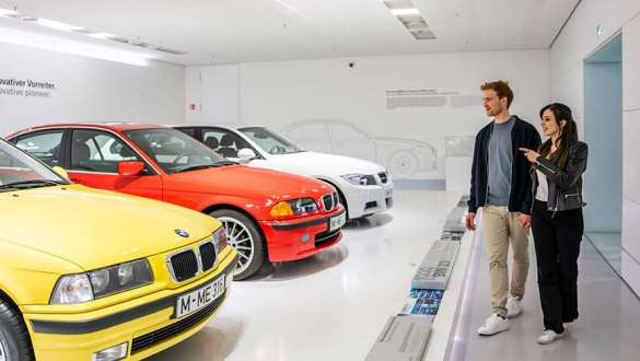 BMW Museum Paar erkundet die Classic Ausstellung im BMW Museum