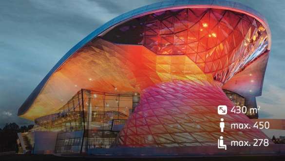 BMW Doppelkegel Beleuchteter Doppelkegel der BMW Welt München bei Nacht.