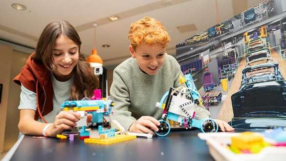 Kinder lernen erste Schritte im Programmieren mit Zeichnungen und LEDs 